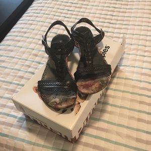 Hush Puppies 🐶 Sandals.